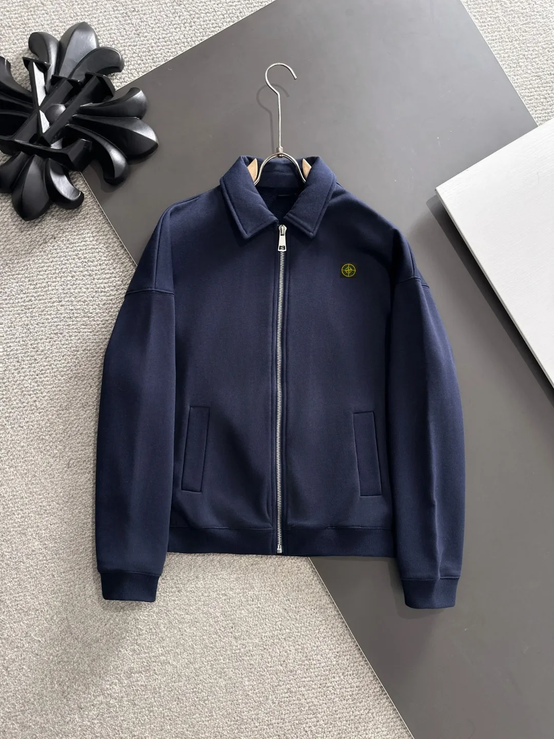 Next day shipment P460 Stone lsland/Stone Island Exclusively launches the new 25ss autumn and winter lapel zipper jacket. Many stars have the same style. The craftsmanship cannot be copied by ordinary small workshops. We are not afraid of any challenges in terms of materials, detail restoration and craftsmanship, just to provide everyone with wonderful products. Compare the top original versions at will. No expense is spared just to do better. Unique imported fabric feel. Purely imported German machine production. Precision operation and 10,000-needle density. A full set of new accessories and three standards are fully customized simultaneously. The upper body is versatile and fashionable. The perfect choice for autumn and winter. A must-have item. Size chart: S to XXL (or please state your height and weight when placing an order)
